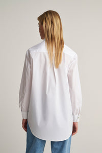 Schlichtes weißes Hemd